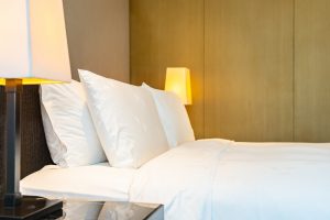 Wybór łóżka do sypialni – tapicerowane czy drewniane?